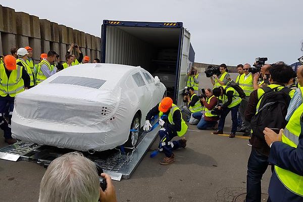 Special mounting frames known as "rack systems" are used to transport the Volvo model S90 vehicles in containers on their 9,800 km journey along the northern route.